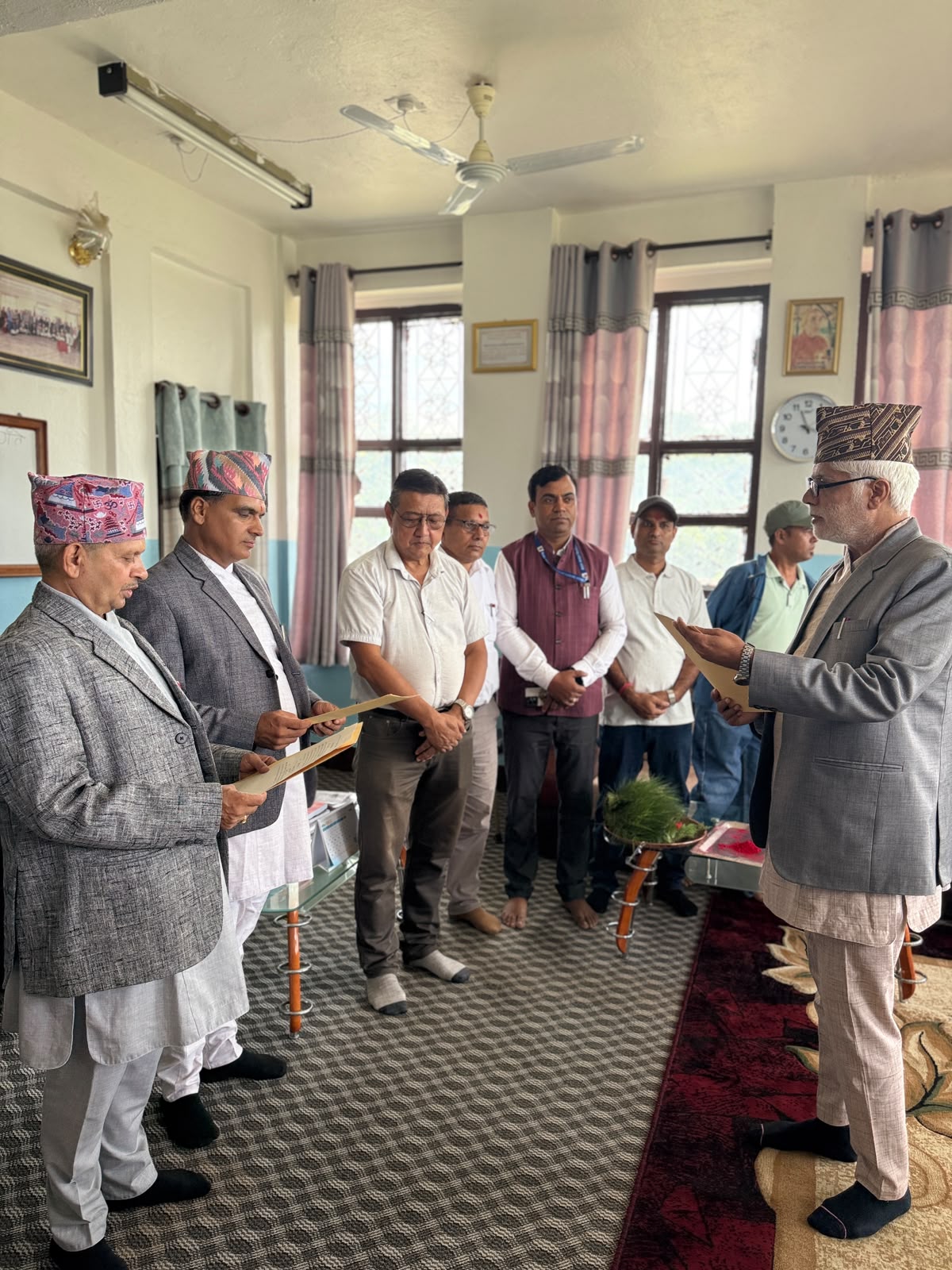 नवनियुक्त शिक्षाध्यक्ष तथा कुलसचिवज्यूहरुलाई विश्वविद्यालयका उपकुलपतिद्वारा पद तथा गोपनियताको सपथ ग्रहण गराउदै ।
